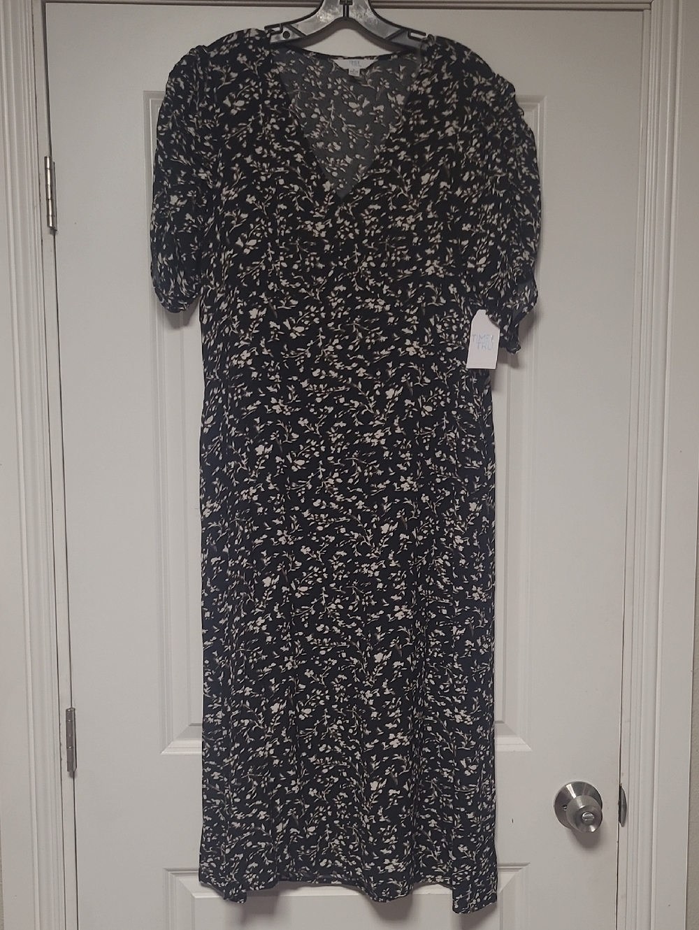 Time And Tru Black and White Floral Midi Dress - V-Neck Short Sleeve